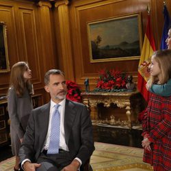 La Reina Letizia, la Princesa Leonor y la Infanta Sofía visitan al Rey Felipe en la grabación del discurso de Navidad