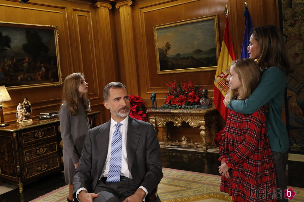 La Reina Letizia, la Princesa Leonor y la Infanta Sofía visitan al Rey Felipe en la grabación del discurso de Navidad