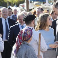 Los Reyes Felipe y Letizia dedicándose una confidencia en Poreñu