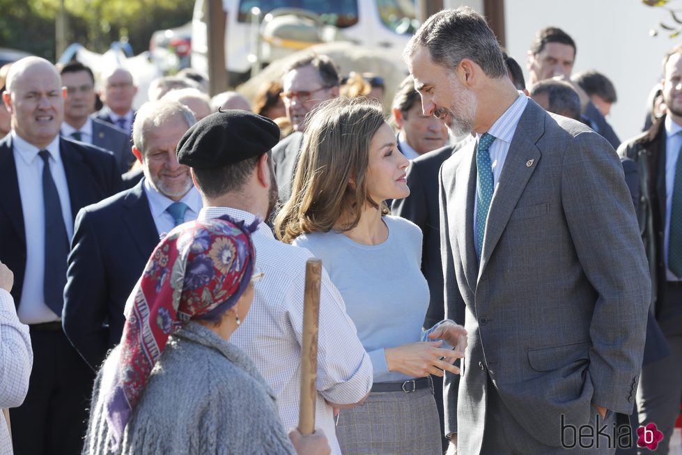Los Reyes Felipe y Letizia dedicándose una confidencia en Poreñu