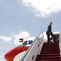 El Rey Felipe sube al avión que le llevó al World Economic Forum en Jordania