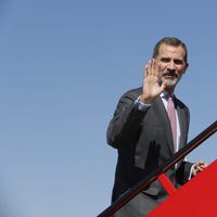 El Rey Felipe saluda antes de subir al avión que le llevó a Londres para su Viaje de Estado a Reino Unido