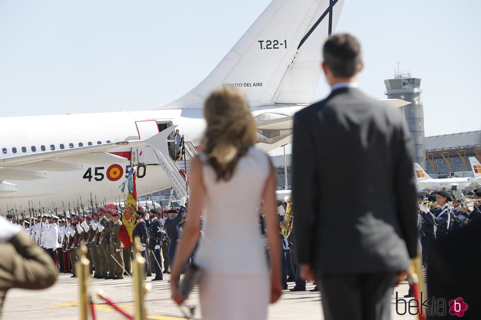 Los Reyes Felipe y Letizia, de espaldas en su despedida antes de su Viaje de Estado a Reino Unido