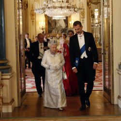 Los Reyes Felipe y Letizia con la Reina Isabel, el Duque de Edimburgo, el Príncipe Harry y Kate Middleton en Buckingham Palace