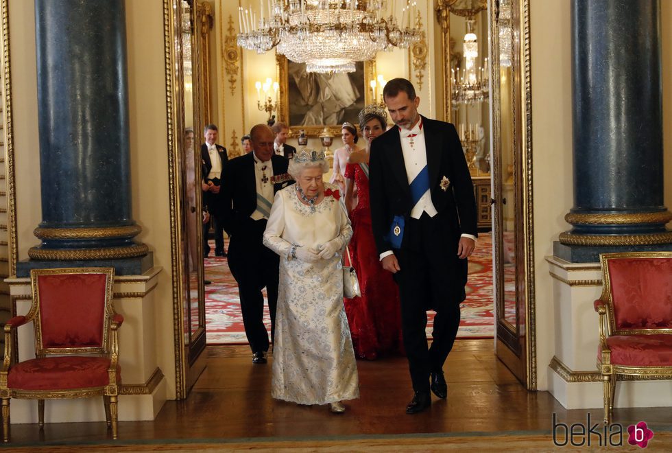 Los Reyes Felipe y Letizia con la Reina Isabel, el Duque de Edimburgo, el Príncipe Harry y Kate Middleton en Buckingham Palace
