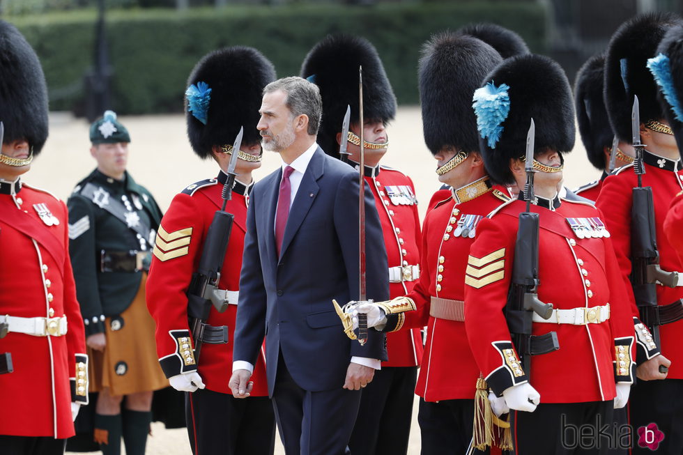 El Rey Felipe entre la Guardia Real Británica en Londres