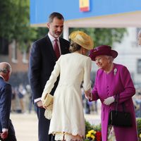 La Reina Isabel saluda a la Reina Letizia frente al Rey Felipe y al Duque de Edimburgo