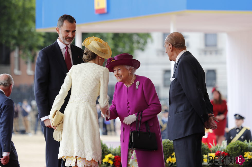 La Reina Isabel saluda a la Reina Letizia frente al Rey Felipe y al Duque de Edimburgo