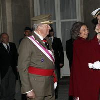 El Rey Felipe besa con cariño a la Reina Sofía junto al Rey Juan Carlos