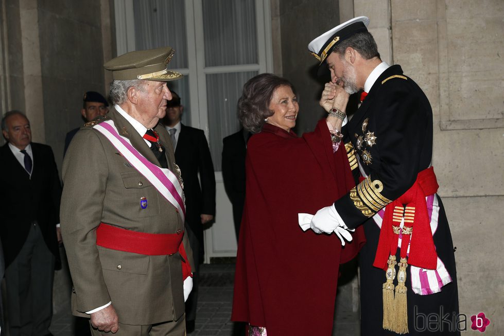 El Rey Felipe besa con cariño a la Reina Sofía junto al Rey Juan Carlos
