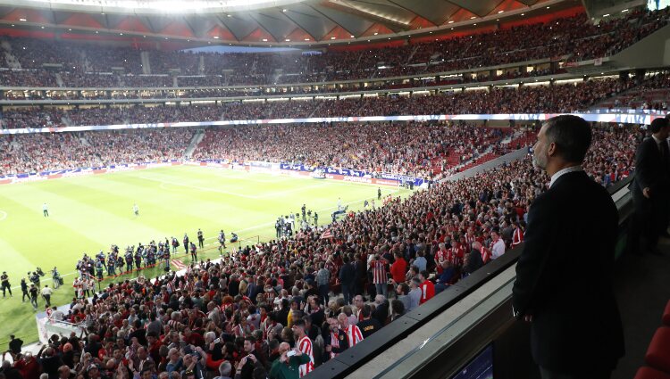 El Rey Felipe de espaldas en el Estadio Wanda Metropolitano