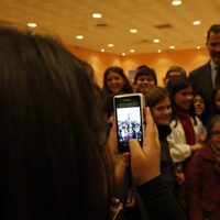 El Rey Felipe haciéndose fotos con unos niños en Don Benito