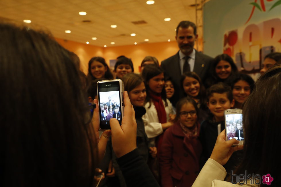 El Rey Felipe haciéndose fotos con unos niños en Don Benito