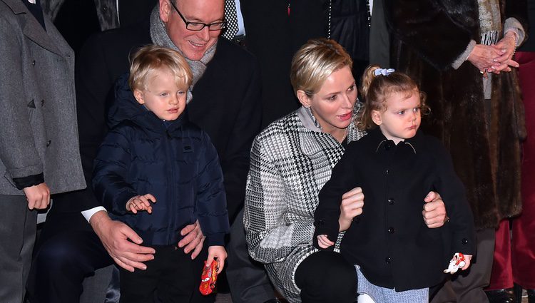 Alberto y Charlene de Mónaco con sus hijos Jacques y Gabriella en Santa Devota 2018