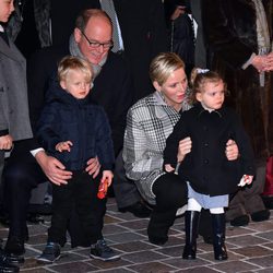 Alberto y Charlene de Mónaco con sus hijos Jacques y Gabriella en Santa Devota 2018