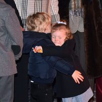 Jacques y Gabriella de Mónaco dándose un tierno abrazo