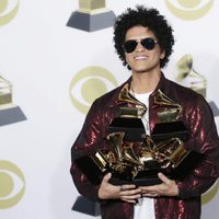 Bruno Mars con sus seis Premios Grammy 2018