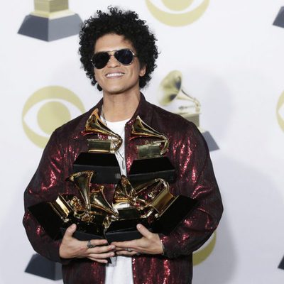 Bruno Mars con sus seis Premios Grammy 2018