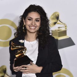Alessia Cara con su galardón en los Premios Grammy 2018