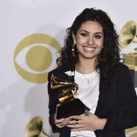 Alessia Cara con su galardón en los Premios Grammy 2018