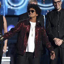 Bruno Mars recogiendo uno de sus galardones en los Premios Grammy 2018