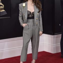 Anna Kendrick en la alfombra roja de los Premios Grammy 2018