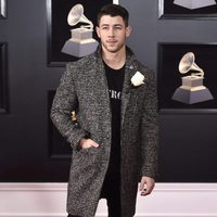 Nick Jonas en la alfombra roja de los Premios Grammy 2018