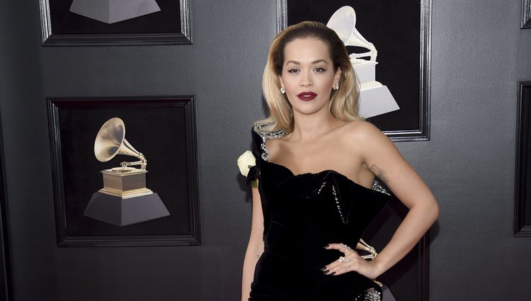 Rita Ora en la alfombra roja de los Premios Grammy 2018
