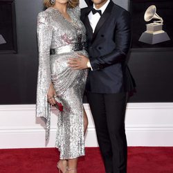 Chrissy Teigen y John Legend en la alfombra roja de los Premios Grammy 2018