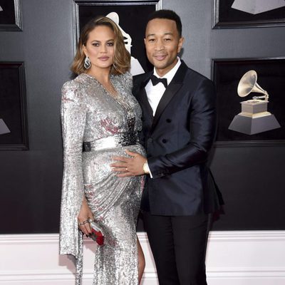 Chrissy Teigen y John Legend en la alfombra roja de los Premios Grammy 2018