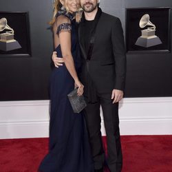 Juanes y Karen Martínez en la alfombra roja de los Premios Grammy 2018