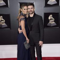 Juanes y Karen Martínez en la alfombra roja de los Premios Grammy 2018