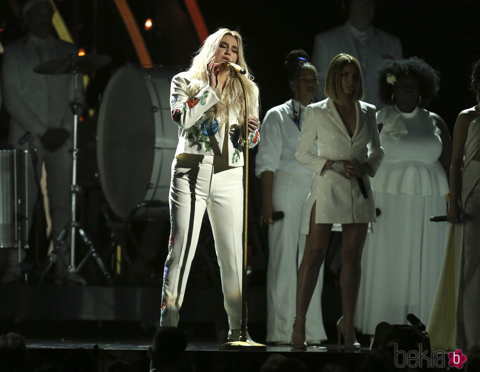 Kesha durante su actuación en los Premios Grammy 2018