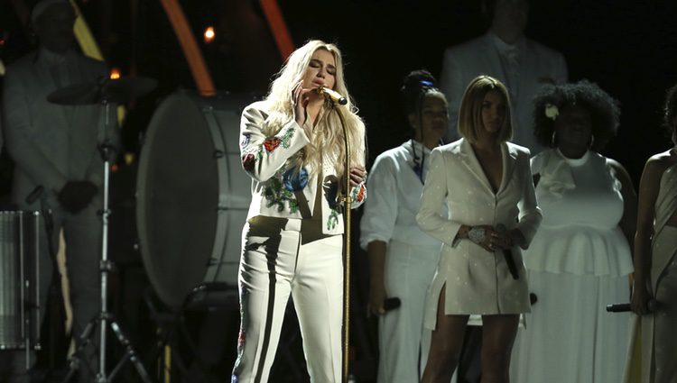 Kesha durante su actuación en los Premios Grammy 2018