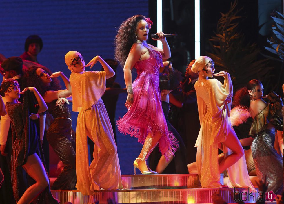 Rihanna durante su actuación en los Premios Grammy 2018