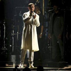 Sam Smith durante su actuación en los Premios Grammy 2018