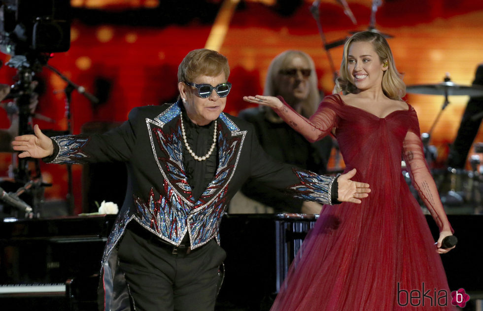 Miley Cyrus junto a Elton John en los Premios Grammy 2018