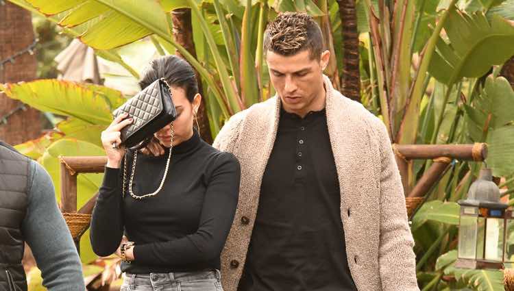 Cristiano Ronaldo y Georgina Rodríguez saliendo de un restaurante de Marbella