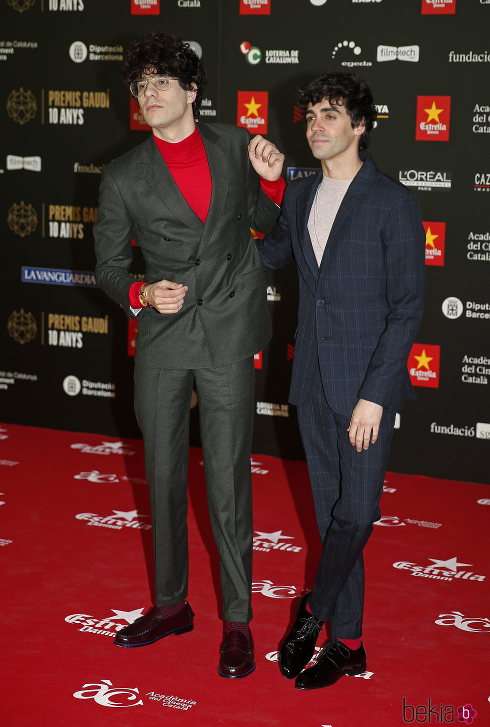Javier Calvo y Javier Ambrossi en la alfombra roja de los Premios Gaudí 2018