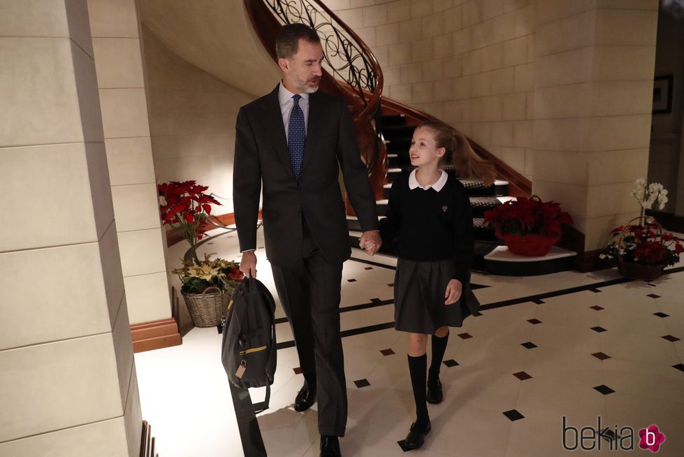 El Rey Felipe lleva de la mano a la Princesa Leonor en el hall de su residencia antes de ir al colegio