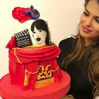 Sara Sálamo con su gran tarta de cumpleaños