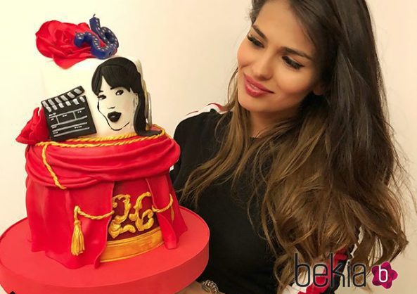 Sara Sálamo con su gran tarta de cumpleaños