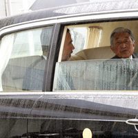 El Rey Felipe charlando con Akihito de Japón