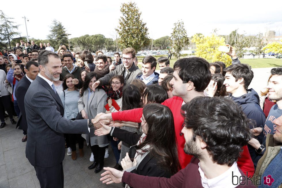El Rey Felipe saluda a unos jóvenes