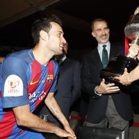 El Rey Felipe entrega la Copa del Rey 2017 a Sergio Busquets y Andrés Iniesta