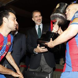 El Rey Felipe entrega la Copa del Rey 2017 a Sergio Busquets y Andrés Iniesta