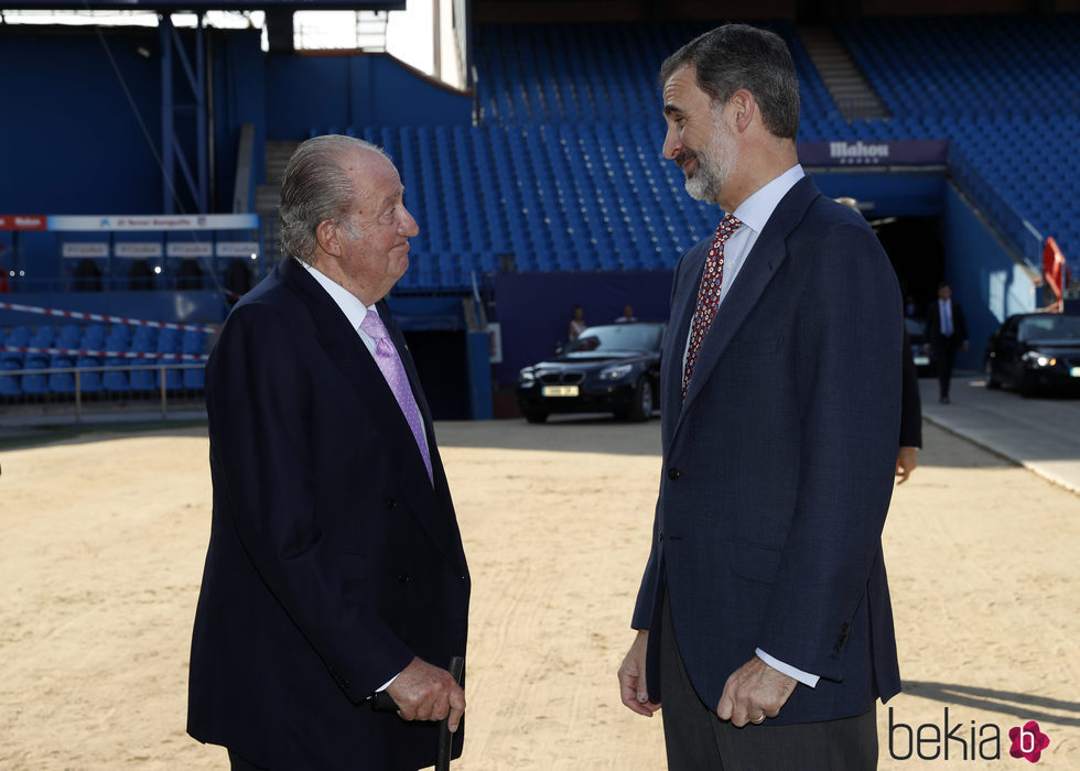 El Rey Juan Carlos y el Rey Felipe mirándose con cariño