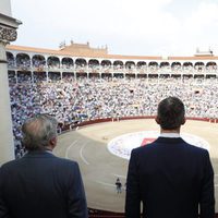 El Rey Felipe mirando la Plaza de Toros de las Ventas en la Corrida de la Beneficencia