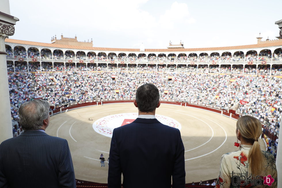 El Rey Felipe mirando la Plaza de Toros de las Ventas en la Corrida de la Beneficencia