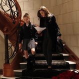 La Reina Letizia y la Infanta Sofía bajan las escaleras de su residencia antes de ir al colegio